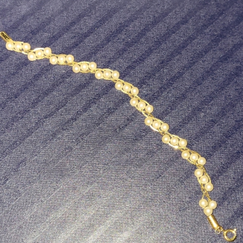 Elegant Gold and Cream Beaded Bracelet